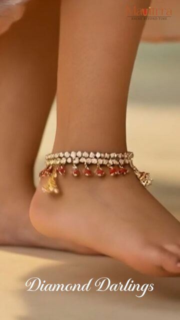 Tiny feet, but make it dazzling 💎👣

Diamond Darlings by Mavitrra — a stunning payal that wraps her little steps in brilliance, turning every move into a moment of pure sparkle. Because she’s not just adorable, she’s a little star in shine. ✨

#Mavitrra #DiamondDarlings #LittleHearts #LuxuryPayal #DiamondJewellery #TinyElegance #SparkleInStyle #PreciousMoments #LittleLuxury #ShineBeyondTime